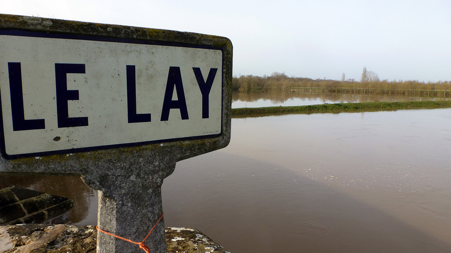 Les eaux du Lay en crue à Port-la-Claye en Vendée